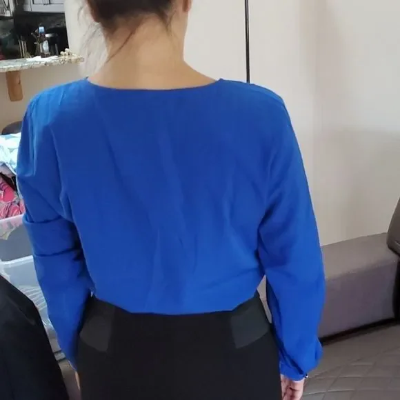 EUC AT Long Sleeve V-Neck w/Cascade Ruffle Detail - Picture 5 of 8